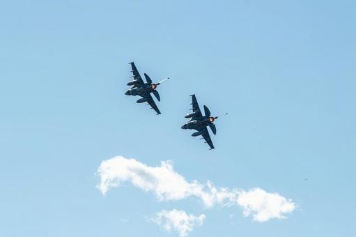 航空祭で機動飛行を披露するF2 航空祭で機動飛行を披露するF2の写真