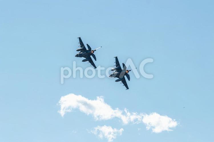 航空祭で機動飛行を披露するF２ 戦闘機,空自,fー2の写真素材