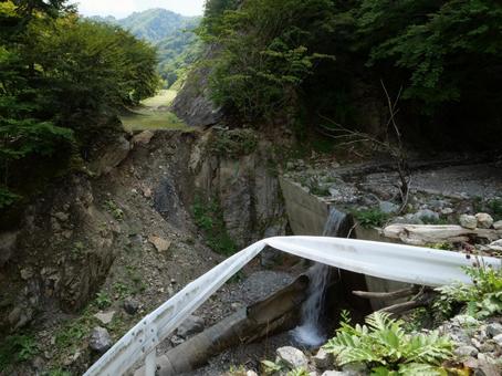 鋸岳登山道 断裂した林道 鋸岳登山道 断裂した林道 鋸岳,林道,落石の写真素材