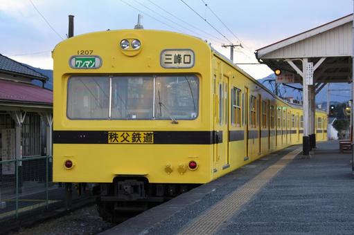 秩父鉄道、1000系、1007編成 秩父鉄道、1000系、1007編成 秩父鉄道,秩鉄,1000系の写真素材