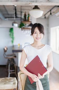 カフェで働く若い女性スタッフ カフェで働く若い女性スタッフ エプロン,注文,準備の写真素材