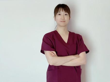 腕組みをする看護師(医療従事者) 腕組み,自信,自慢の写真素材