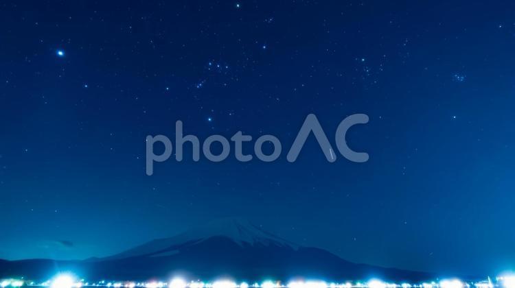 富士の峰とオリオンの輝き 富士山,オリオン座,星空の写真素材
