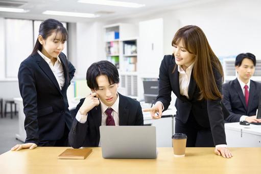 ミスを指摘する上司と困る部下　ビジネス ビジネス,打ち合わせ,ミーテイングの写真素材