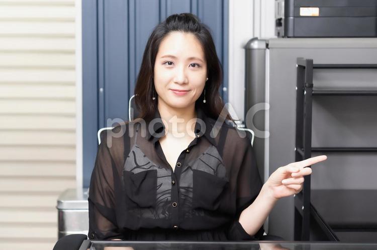 ポイントを指差しする女性 ポイント,女性,ビジネスの写真素材