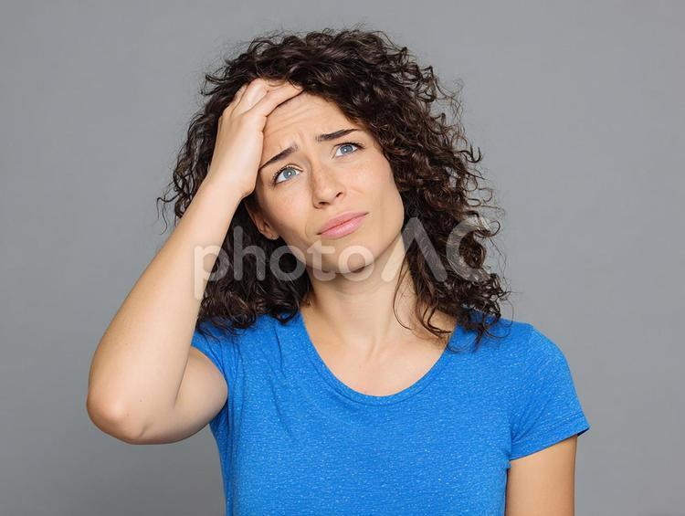 体調不良や疲労感を表現する女性の表情 女性,若い,疲労の写真素材