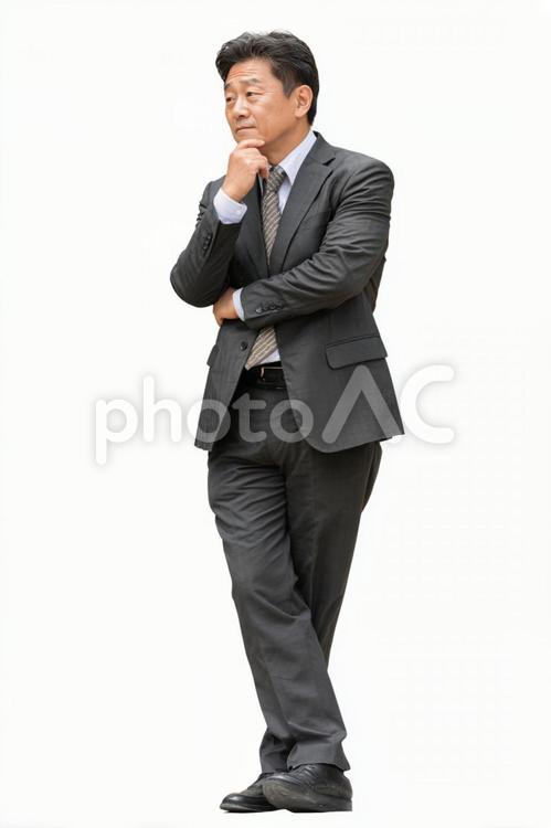 悩むスーツの男性の全身図 男性,スーツ,悩むの写真素材