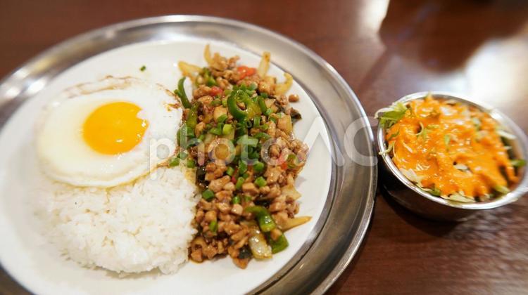 タイ料理のガパオライスとサラダ ガパオライス,ガパオ,タイ料理の写真素材
