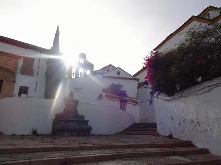 スペインの街かどを照らす太陽 スペイン,太陽,陽光の写真素材