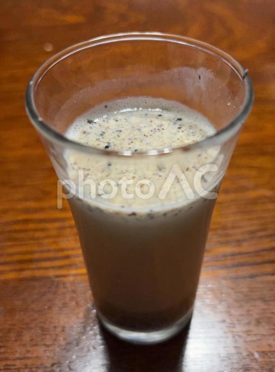 牛乳りんご酢に黒大豆きな粉と黒すり胡麻 牛乳りんご酢,牛乳,りんご酢の写真素材