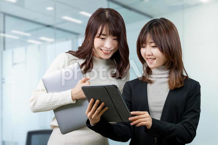 タブレットを使う2人のビジネスウーマン 女性,ビジネス,ビジネスウーマンの写真素材