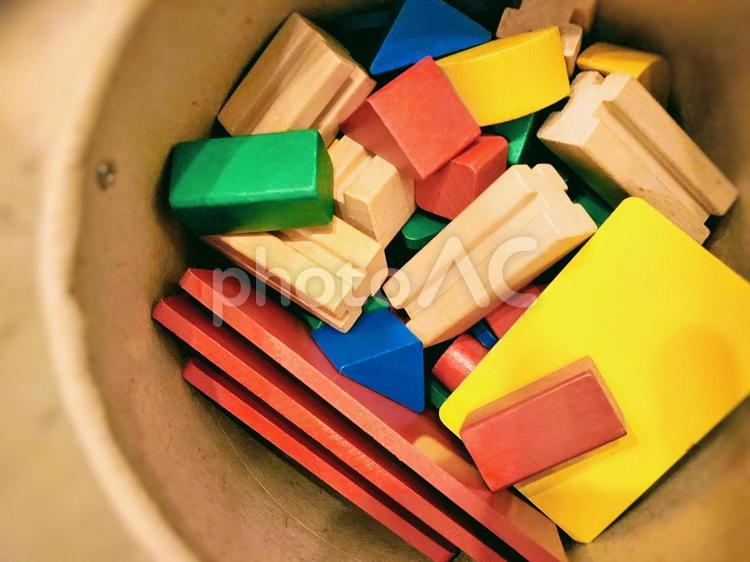 バケツの中のつみき おもちゃ,つみき,木材の写真素材