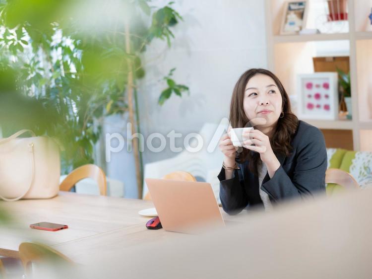 23：パソコンで仕事をする女性 女性,女の子,人物の写真素材