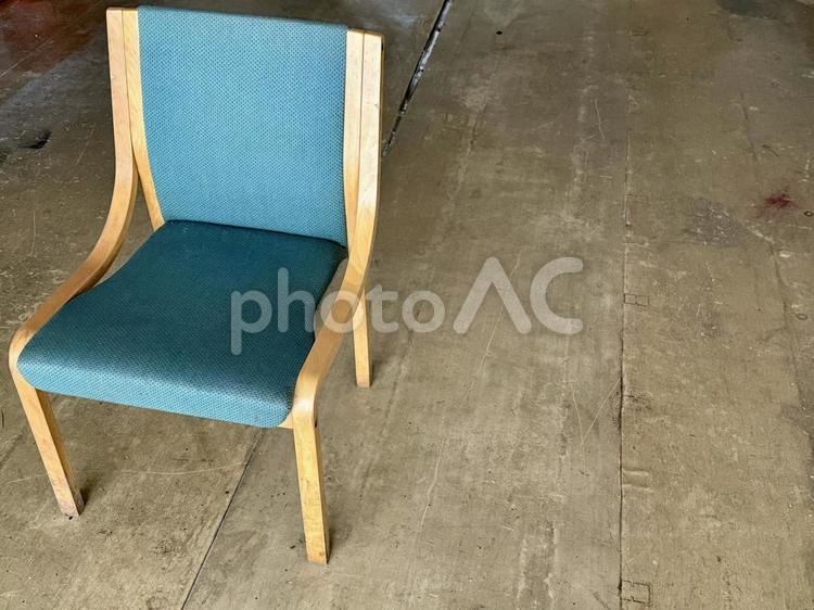 廃墟に置かれた椅子 椅子,いす,会議用椅子の写真素材
