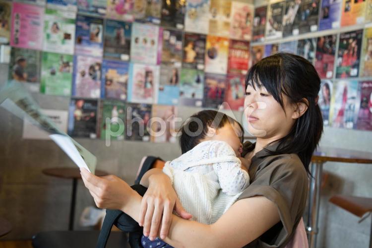 母の腕の中で眠る子ども 親子,母子,子どもの写真素材