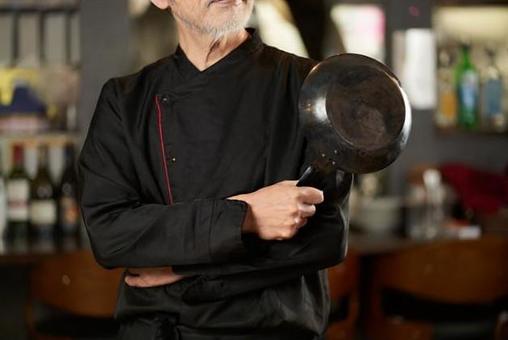 Asian man with skillet in a restaurant, ein mann, ältere menschen, entlöten, JPG