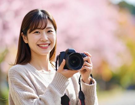 春の風景を撮影するカメラ女子 春の風景を撮影するカメラ女子の写真