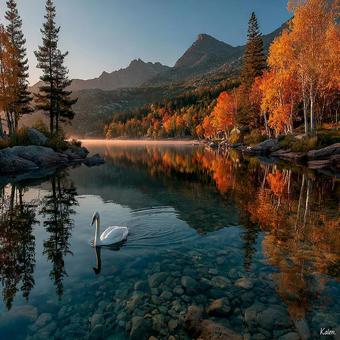 山と湖が織りなす秋景色 山と湖が織りなす秋景色の写真