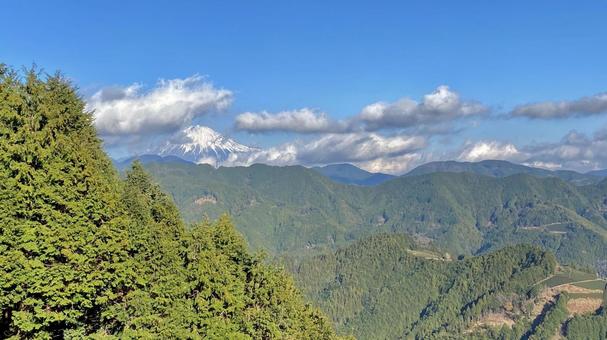 静岡 山並み 空 雲 山 緑 静岡 山並み 空 雲 山 緑の写真