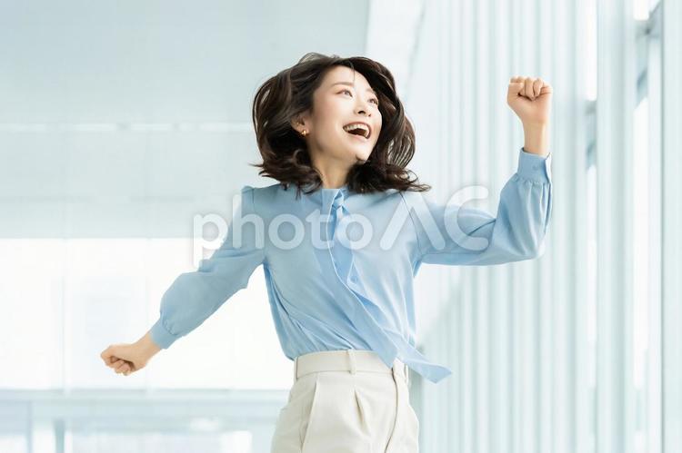 飛び跳ねて喜ぶ女性・ビジネスウーマン 女性,ビジネス,喜ぶの写真素材