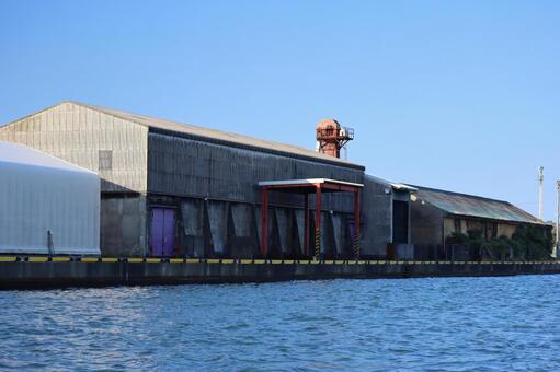 青空と青い海面の運河と倉庫街の風景 青空,青い,海面の写真素材