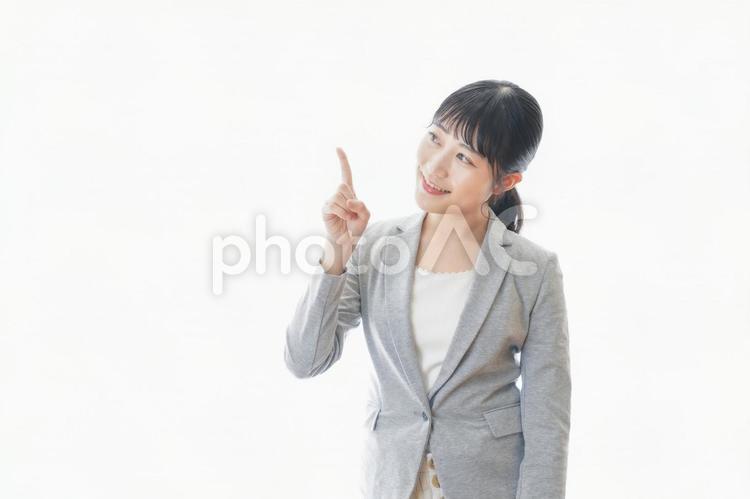 おすすめを指差す笑顔のビジネスウーマン プレゼンテーション,宣伝,解説の写真素材