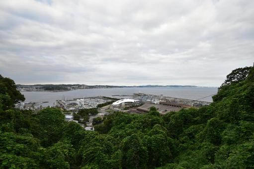 江の島で見るヨットハーバーと曇り空の風景 江の島,神奈川県,藤沢市の写真素材