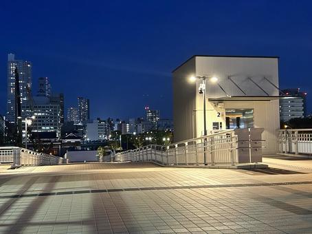 夜になって人はいなくなって ペデストリアンデッキ,ピースウイング広島,エレベーターの写真素材