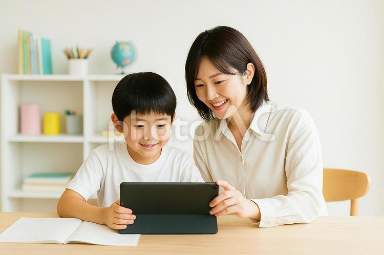 親子でタブレットを見ながら家庭学習する 学習,勉強,親子の写真素材