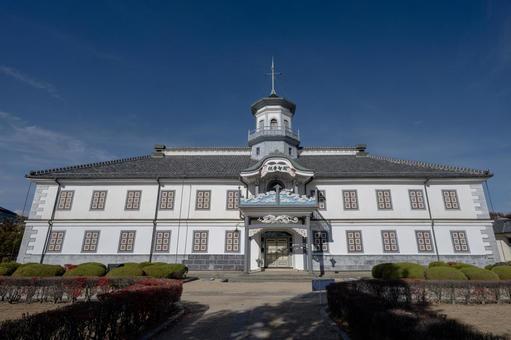 青空に映える洋風建築 旧開智学校,国宝,史跡の写真素材