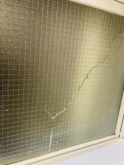 ひび割れた窓 ひび割れた窓 鍵,ロック,施錠の写真素材