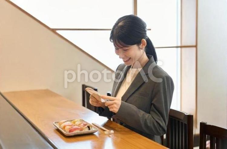 料理の写真を撮る女性客 女性,写真,撮るの写真素材