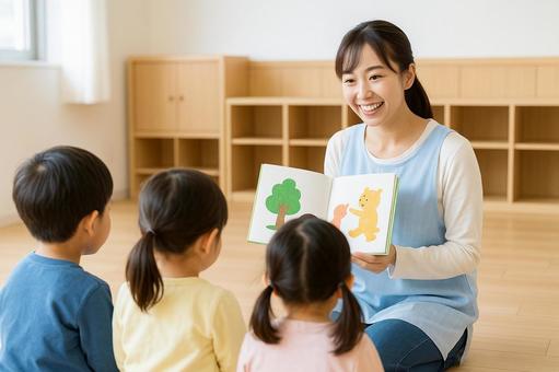 絵本を読む保育士 絵本を読む保育士の写真