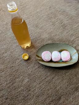 和菓子と謎のドリンク 和菓子と謎のドリンク お菓子,食べもの,食べ物の写真素材