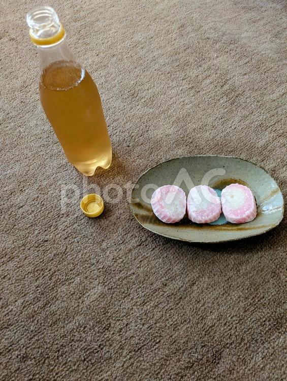 和菓子と謎のドリンク お菓子,食べもの,食べ物の写真素材