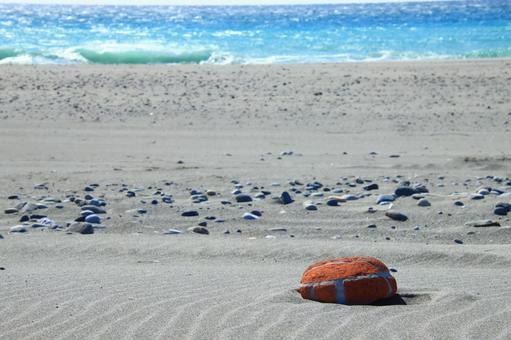 砂浜の丸いレンガブロック 砂浜の丸いレンガブロックの写真
