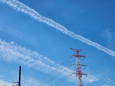 青空と鉄塔と飛行機雲 青空と鉄塔と飛行機雲の写真