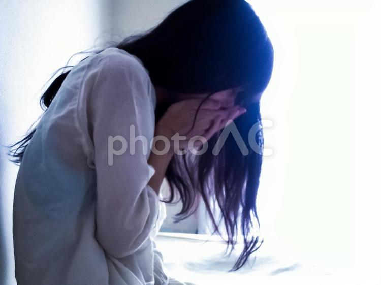吐き気をこらえる女性 女性,うずくまる,ストレスの写真素材