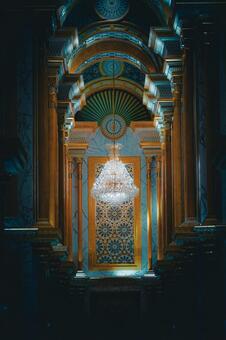 宮殿の豪華シャンデリア シャンデリア,黄金装飾,柱の写真素材