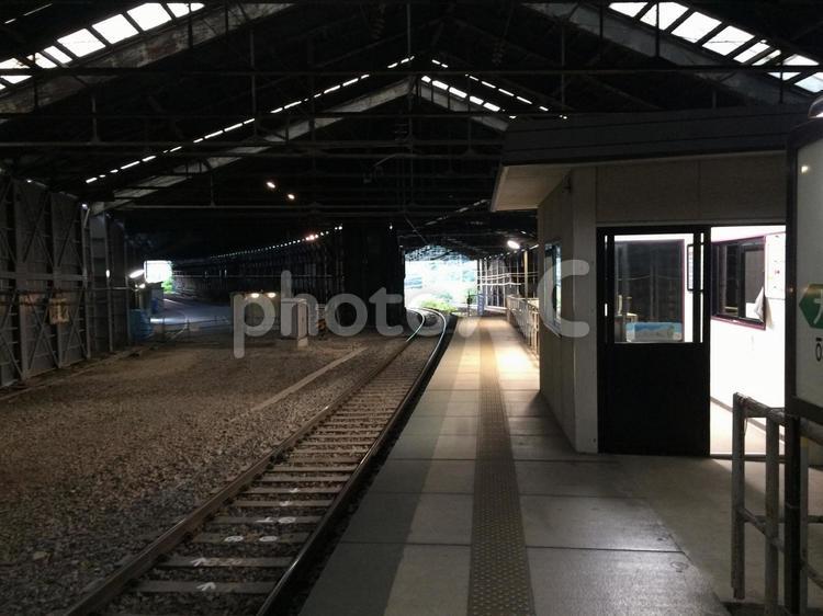 廃屋のような雰囲気の無人駅、ホーム待合室 峠駅,休憩,待合室の写真素材
