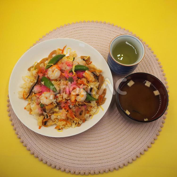 自家製・ちらし寿司＆味噌汁＆日本茶 ちらし寿司,自家製,家庭料理の写真素材