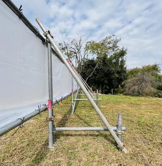 単管パイプの柱と控え 単管パイプ,工事,柱の写真素材