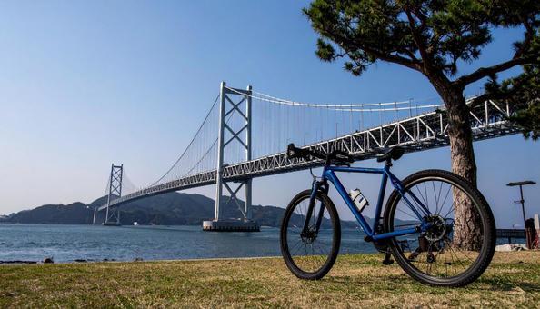 青空背景の青い自転車 青空背景の青い自転車の写真