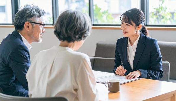 シニア夫婦と営業マン シニア夫婦と営業マンの写真