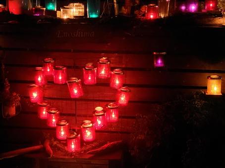 キャンドルで型どられたハートの写真