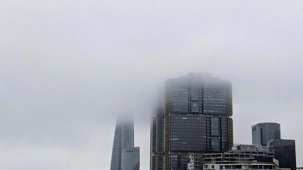 霧に包まれた高層ビル 霧に包まれた高層ビルの写真