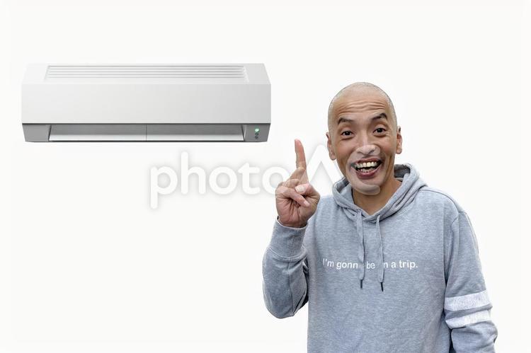 熱中症対策にエアコンをオススメする男性 熱中症対策,熱中症,予防の写真素材