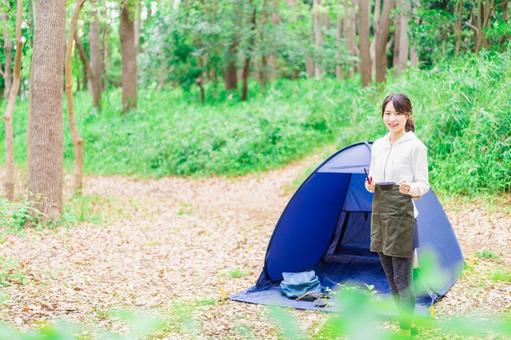 ソロキャンプをする若い女性 ソロキャンプをする若い女性 思い出,秋,キャンプの写真素材