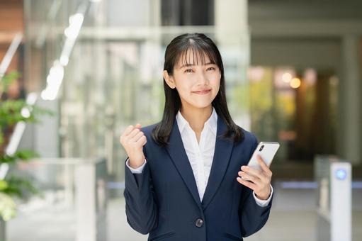 スマートフォンを使う若いビジネスウーマン スマートフォンを使う若いビジネスウーマン スマートフォン,スマホ,携帯電話の写真素材
