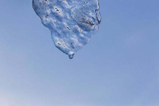 氷から落ちるしずく 氷,しずく,水滴の写真素材